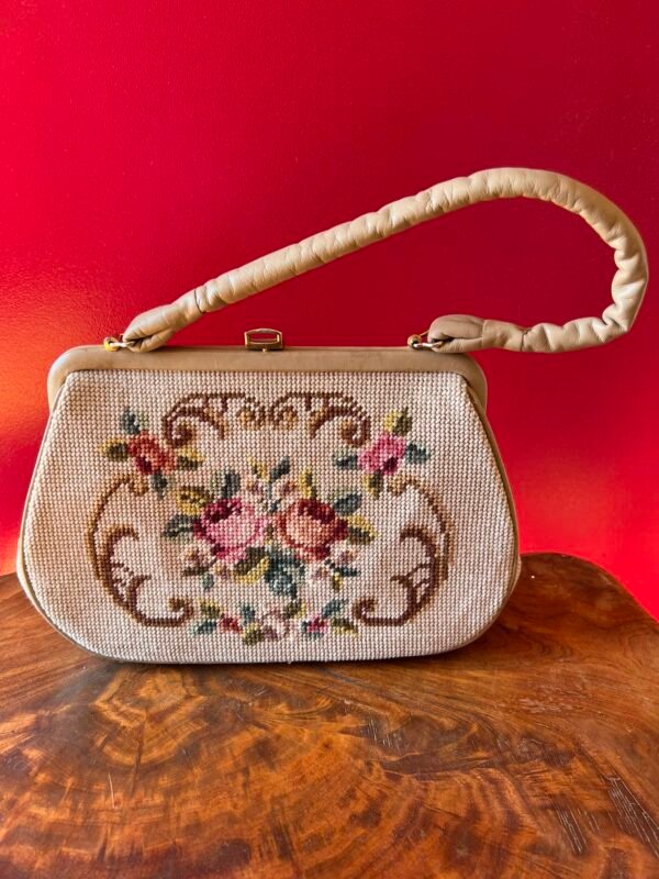 Rankinukas siuvinėtas, vintažinis, vokiškas. Kaina 63