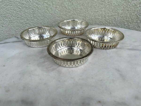 Padėkliukai dailūs šampano, vyno buteliui ar pan. 4 vnt. Kaina po 7