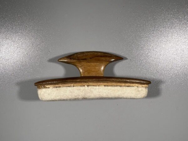 Šepetėlis skrybėlėms, cilindrams valyti. antikvarinis. Kaina 13