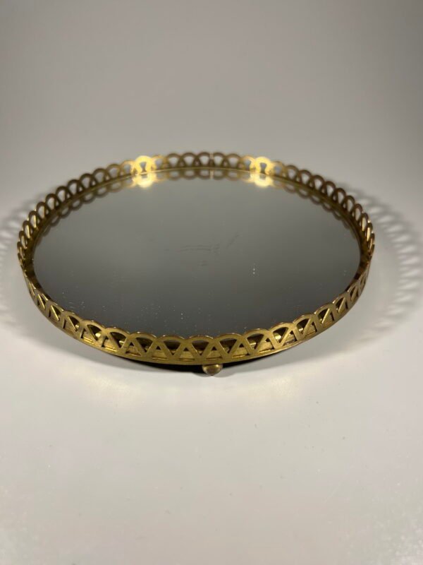 Padėklas su veidrodžiu vintažinis. Skersmuo 17 cm. Kaina 18