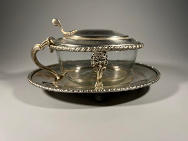 Indas, padažinė, cukrinė su dangčiu antikvarinė, sidabruota. Kaina 53