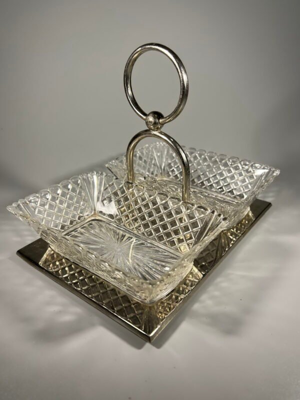 Padėklas su dviem stikliniais išimamais indais, antikvarinis. Kaina 53