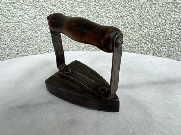 Lygintuvėlis, prosiukas mažas, apykaklėms lyginti. Kaina 28