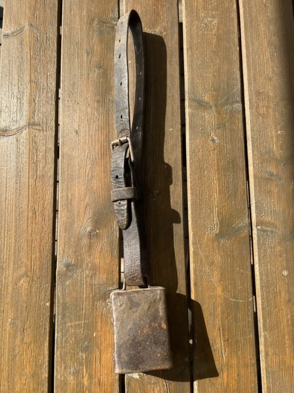 Varpas, varpelis su odiniu diržu antikvarinis. Kaina 63