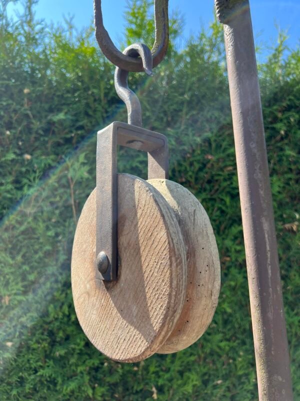 Skriemulys su kabliu antikvarinis, medinis, veikiantis. Svoris 1,8 kg. Kaina 93