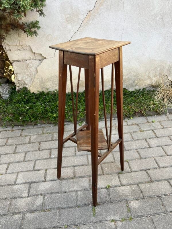 Stovelis - staliukas antikvarinis, medinis, tvirtas. Kaina 73