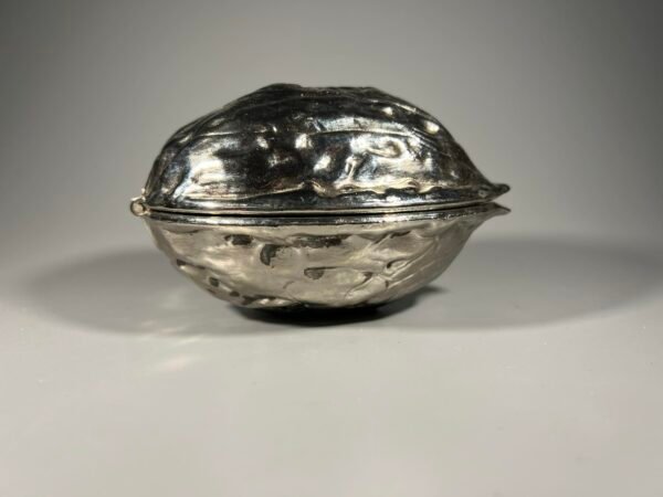 Riešutų gliaudyklė graikiškiems riešutams metalinė, tvirta, vintažinė. Svoris 550 g. Kaina 43