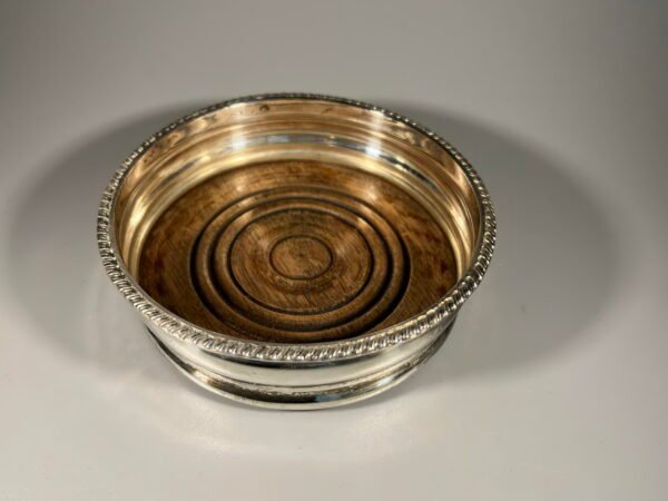 Padėkliukas šampano, vyno buteliui antikvarinis, sidabruotas. Kaina 23