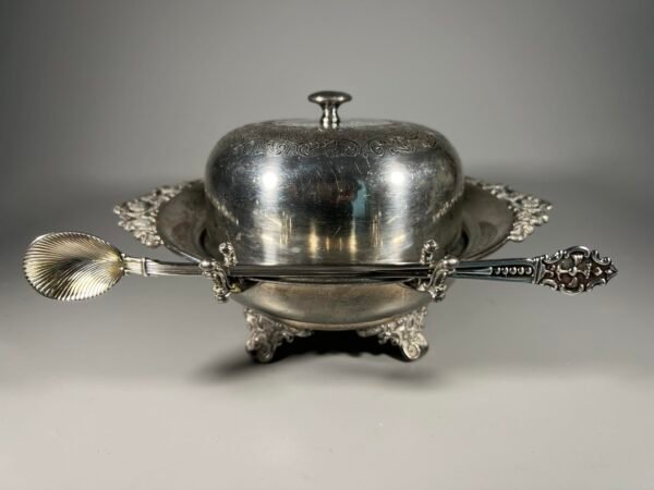 Indas su dangčiu ir šaukšteliu antikvarinis, sidabruotas. Kaina 48