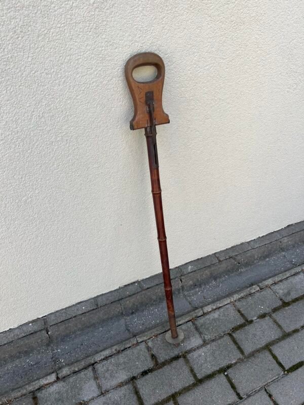 Lazda, lazdelė su kėde, lazda-kėdė, lazdelė-kėdutė antikvarinė, išskleidžiama, tvirta. Teigiama, kad tarpukariu priklausiusi A. Vedeckui, Kruonio viršaičiui. Matomi inicialai. Kaina 207