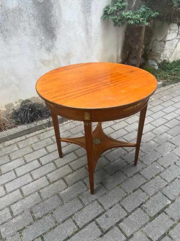 Stalas apvalus, antikvarinis, Ampyro stiliaus, puoštas bronza, nedidelis valgomojo. Kaina 228