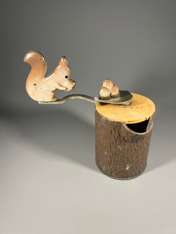 Kavamalė, pipirmalė, malūnėlis antikvarinis Voverė. Metalinė, atlenkiama rankena. Veikianti. Būklė labai gera. Kaina 53