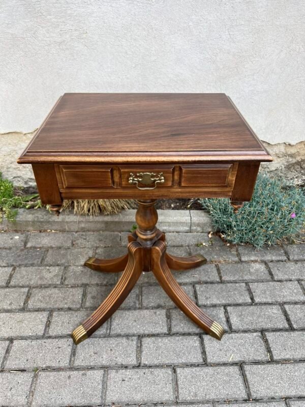 Staliukas su stalčiuku vintažinis. Tvirtas. Kaina 68