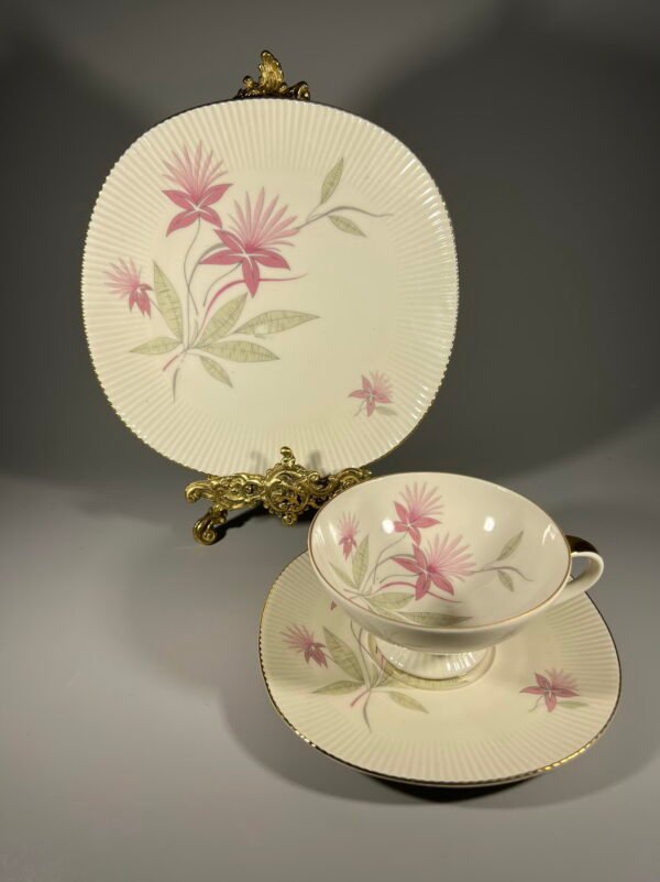 Puodelis su dviem lėkštutėmis porcelianiai, vintažiniai. Talpa 170 ml. Vokietija. Kaina 16