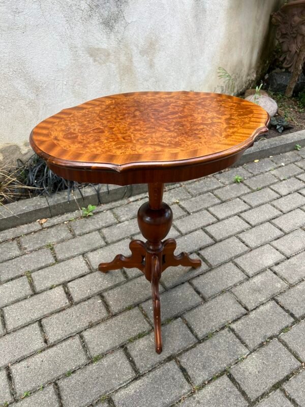 Staliukas nedidelis kavos, medinis, stovelis. Kaina 53