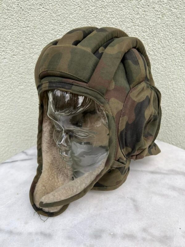Tankisto kepurė, šalmas, kamufliažinis, originalus. Žieminis, su kailiu. Sovietinis, tarybinių laikų. Dydis 57-58. Kaina 87