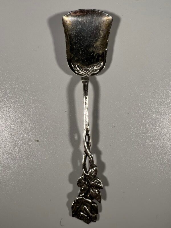 Šaukštelis sidabrinis, antikvarinis. Svoris 10 g. Kaina 24