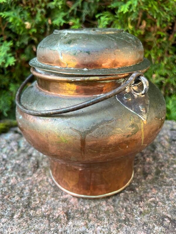 Puodas, kibiras su dangčiu ir rankena, varinis, kaltinis, antikvarinis. Nekiauras. Kaina 53