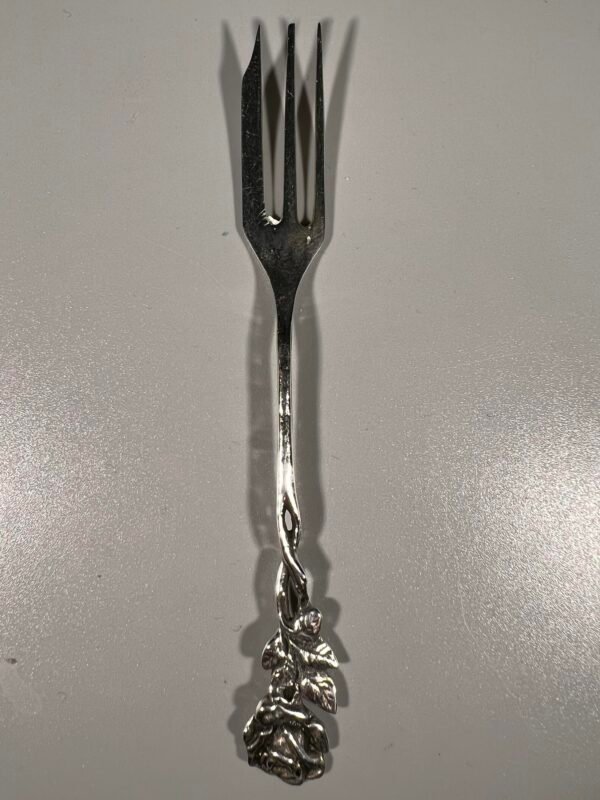 Šakutė sidabrinė, antikvarinė. Svoris 15 g. Kaina 33