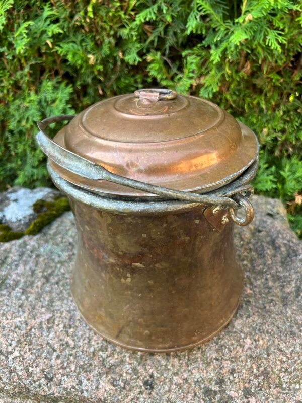 Puodas, kibiras su dangčiu ir rankena, varinis, kaltinis, antikvarinis. Nekiauras. Kaina 68