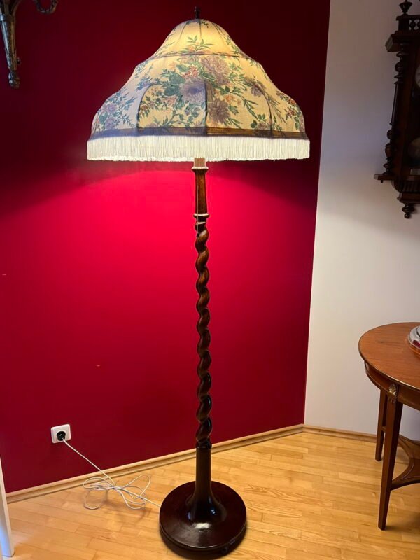 Toršeras mediniu stovu, medžiaginiu gaubtu antikvarinis, tarpukario laikų. Kaina 293