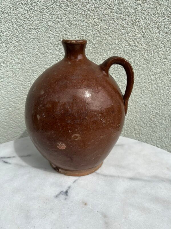 Butelis su ąsa, siaurakaklis ąsotis, molinis, keraminis glazūruotas, antikvarinis.  Kaina 53