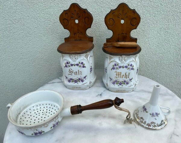 Indai porcelianiniai, antikvariniai, komplektas. LIKO TIK Druskai ir miltams po 88