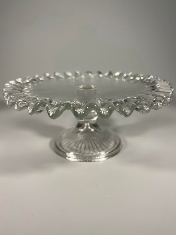 Stiklinis padėklas ant kojelės vintažinis. Kaina 23