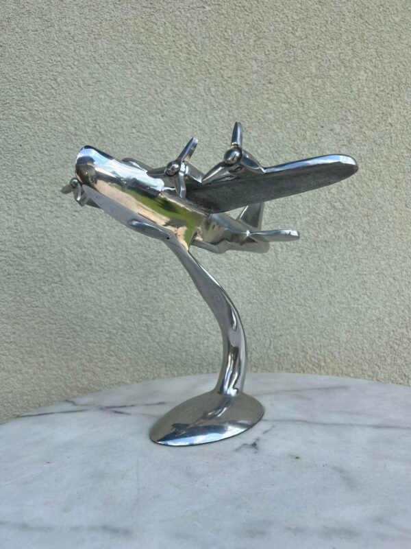 Statulėlė, stalo puošmena, lėktuvo ant stovo dekoracija iš lieto aliuminio, Art Deco stiliaus. Kaina 93