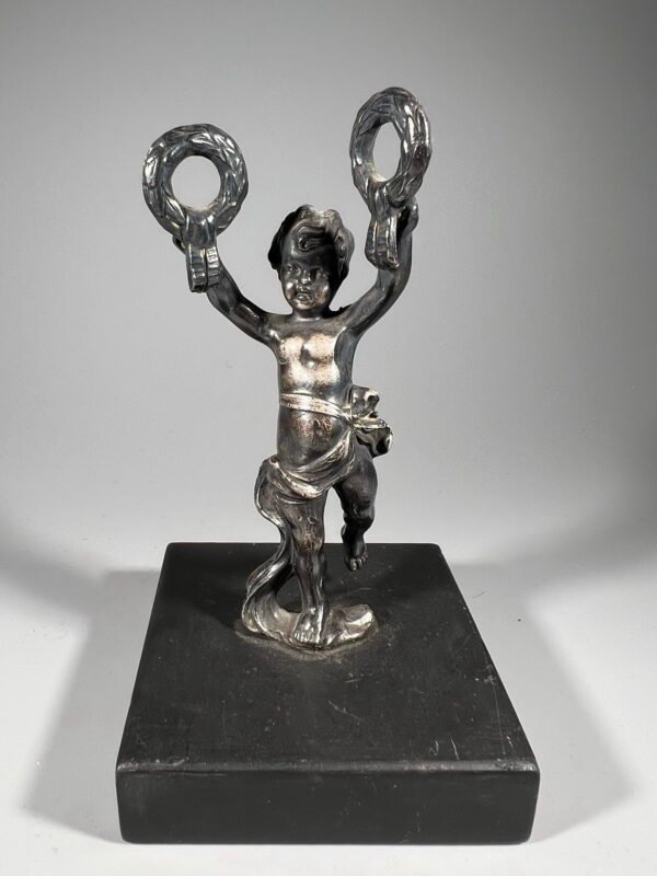 Statulėlė Vaikas su vainikais, antikvarinė marmuriniu pagrindu. Kaina 87