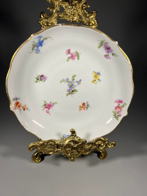 Lėkštutė Meissen porcelianinė, antikvarinė. Skersmuo 14 cm. Kaina 32