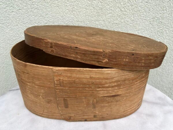 Dėžė, dėžutė beržo tošies antikvarinė. Kaina 73