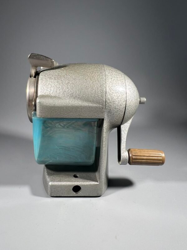 Drožtukas pieštukams mechaninis, ketaus, špižinis, i6skirtinio dizaino, sovietinis, tarybinių laikų. Veikiantis. Kaina 63