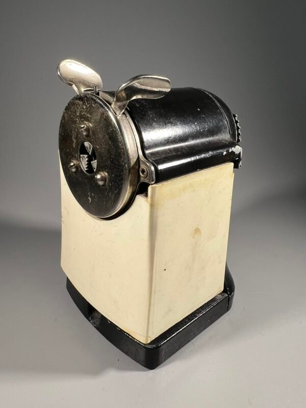 Drožtukas pieštukams ketaus, špižinis. 1960 m. Veikiantis. Kaina 53