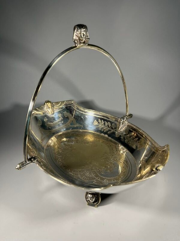 Padėklas, indas su rankena antikvarinis, puoštas faraonais, raižiniais, sidabruotas. Kaina 93