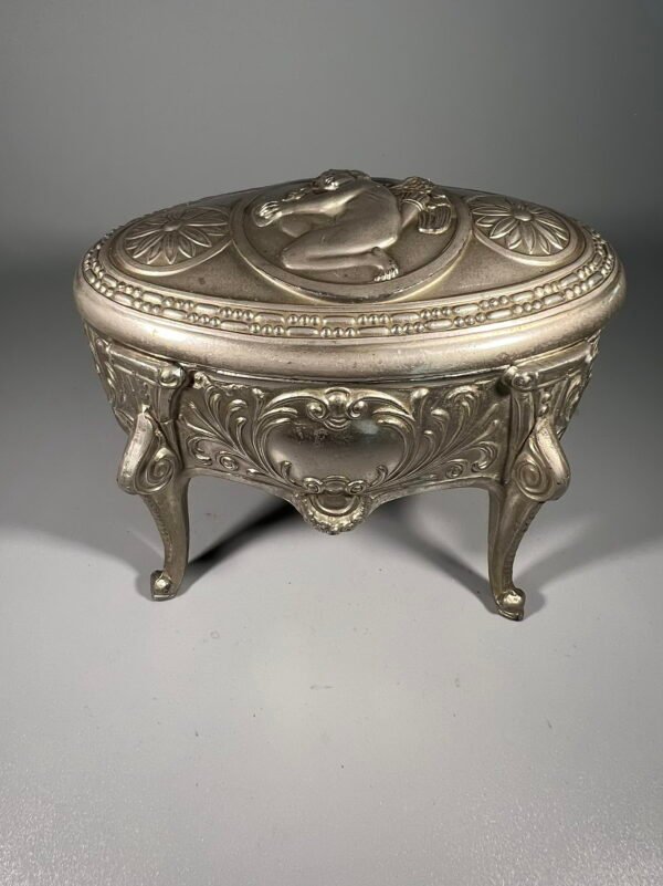 Dėžutė, skrynelė JANCO antikvarinė, Art Nouveau stiliaus juvelyrikai. Puošta reljefiniu Amūro piešiniu. Prancūzija. Kaina 68