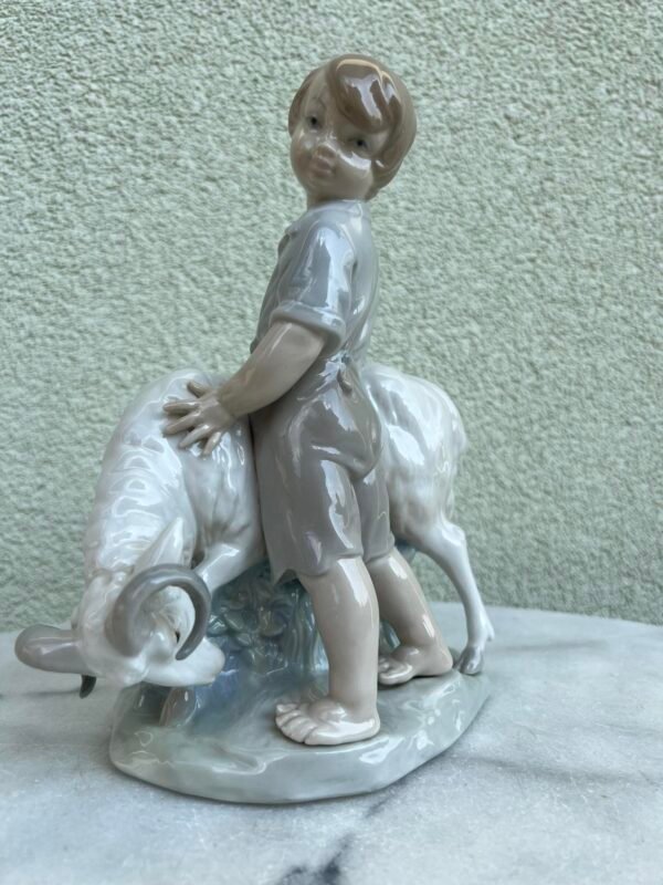 Statulėlė Vaikas su avinu porcelianinė. Ispanija. Aukštis 23 cm. Kaina 53