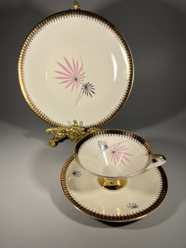 Puodelis su dviem lėkštutėmis, porcelianinis, vintažinis. Bavaria. Talpa 130 ml. Kaina 23