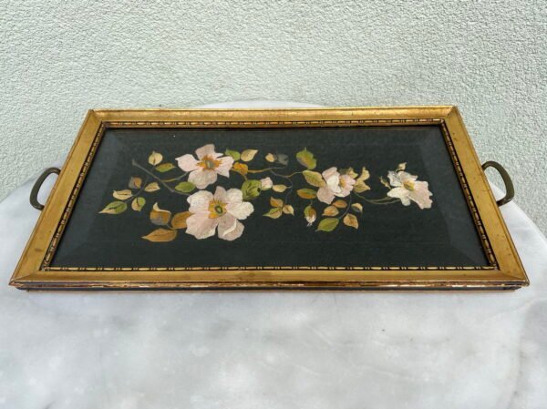 Padėklas siuvinėtomis gėlėmis, antikvarinis. Galima kabinti ant sienos kaip paveikslą. Kaina 58