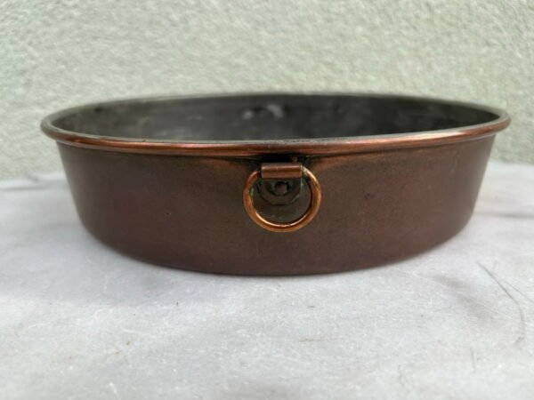 Indas, dubuo varinis, kaltinis, antikvarinis, apvalus. Tinkamas maistui gaminti. 2 ltr. Skersmuo 24, aukštis 5 cm. Kaina 23