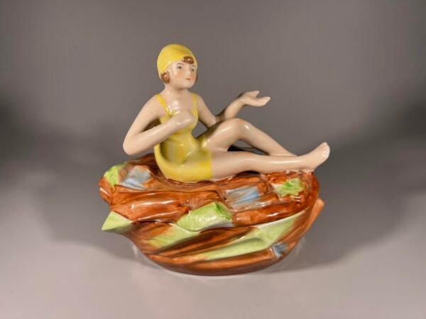 Dėžutė, statulėlė porcelianinė, Art Deco stiliaus, antikvarinė. Vokietija. Kaina 93