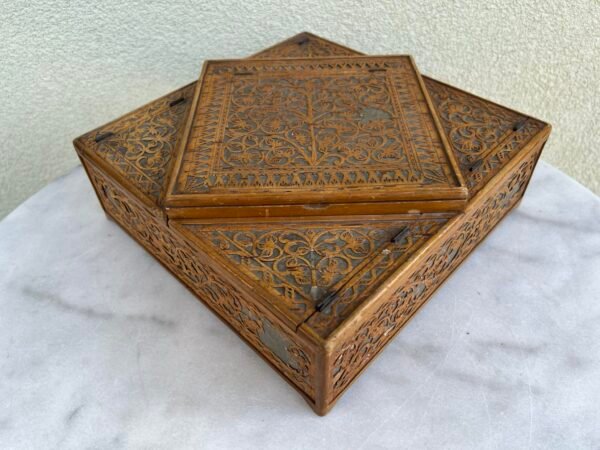 Dėžutė, skrynelė medinė, skardinė, puošta ažūriniais drožiniais, 5 stalčiukų, antikvarinė. Kaina 78