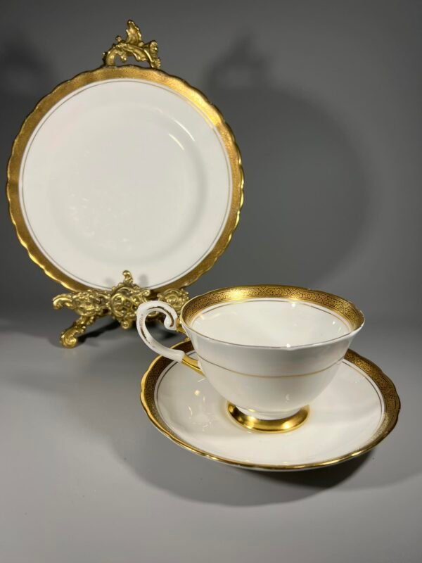 Puodelis su 2 lėkštutėmis porcelianinis, antikvarinis TUSCAN, FINE ENGLISH BONE CHINA, MADE IN ENGLAND. 1947 m. Talpa 180 ml. Kaina 23