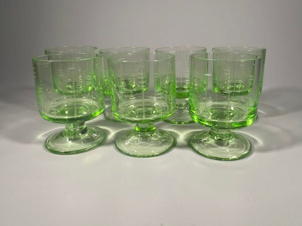 Taurelės, stikliukai ornamentuoto, raižyto, žalios spalvos stiklo, vintažiniai. Aukštis 5 cm. Talpa 30 ml. LIKO 5 vnt. Kaina po 10