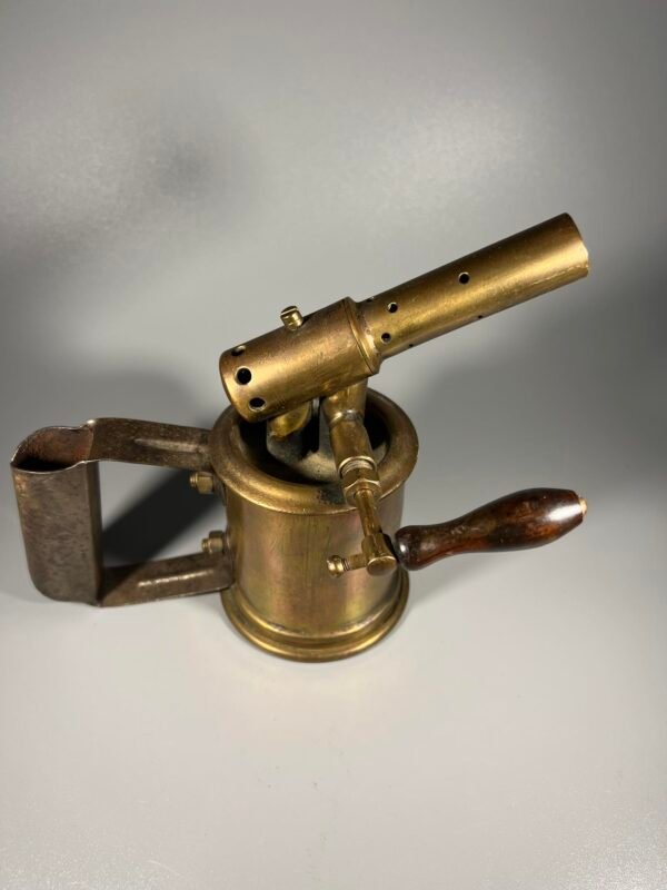 Lietlempė antikvarinė UNIS FRANCE. Kaina 53