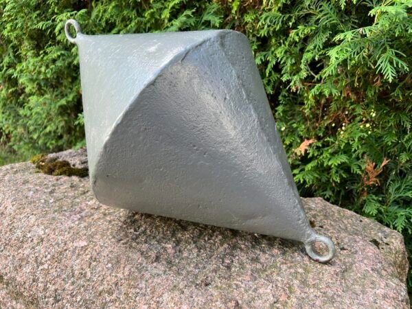 Plūduras, bujus jūrinis, metalinis, antikvarinis, tuščiaviduris. Ilgis 50 cm. Kaina 78