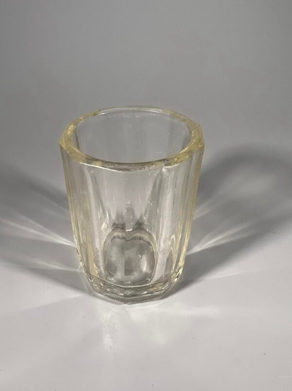 Stiklinė, stiklinaitė antikvarinė, tarpukario laikų. Talpa 40 ml. Aukštis 6 cm. Rasta Kaune. Kaina 18