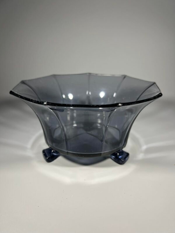 Indas, sausaininė, vaza Art Deco stiliaus, melyno stiklo, antikvarinis, tarpukario laikų. Kaina 43