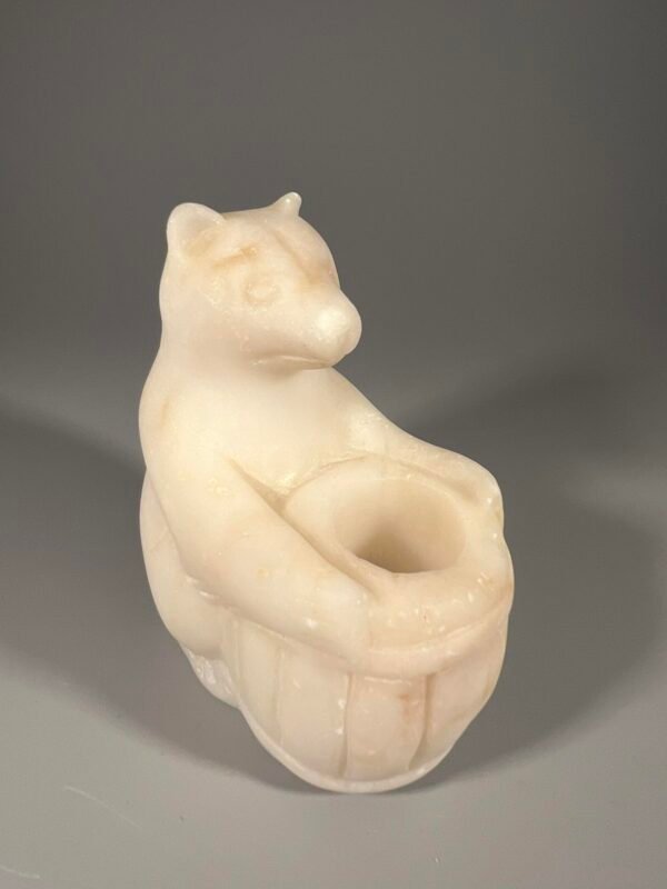 Statulėlė, žvakidė Meškiukas su bačka. Alebastras. Kaina 16