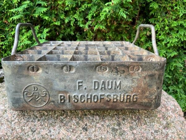 Alaus dėžė antikvarinė, skardinė, tarpukario laikų F. DAUM BISCHOFSBURG (Bischofsburg. Ost  Preussen). Rytų Prūsija. Kaina 108